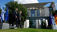 Yair Lapid und Olaf Scholz in Berlin vor dem Kanzleramt