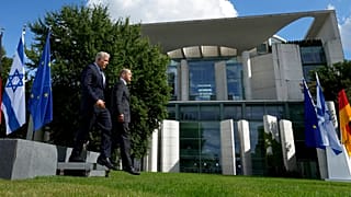 Yair Lapid und Olaf Scholz in Berlin vor dem Kanzleramt