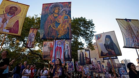 Gegner der Pride, orthodoxe Priester und konservative Bürgergruppen zogen durch die Straßen Belgrads, schwenkten Ikonen und trugen Kreuze.