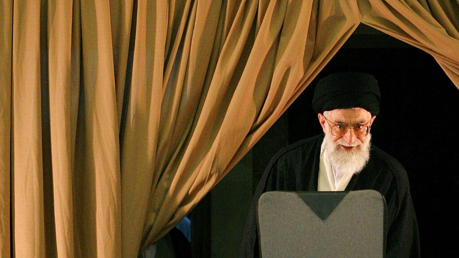 علی خامنه‌ای، رهبر ایران در مراسم تنفیذ حکم ریاست‌جمهوری محمود احمدی‌نژاد در سال ۸۴