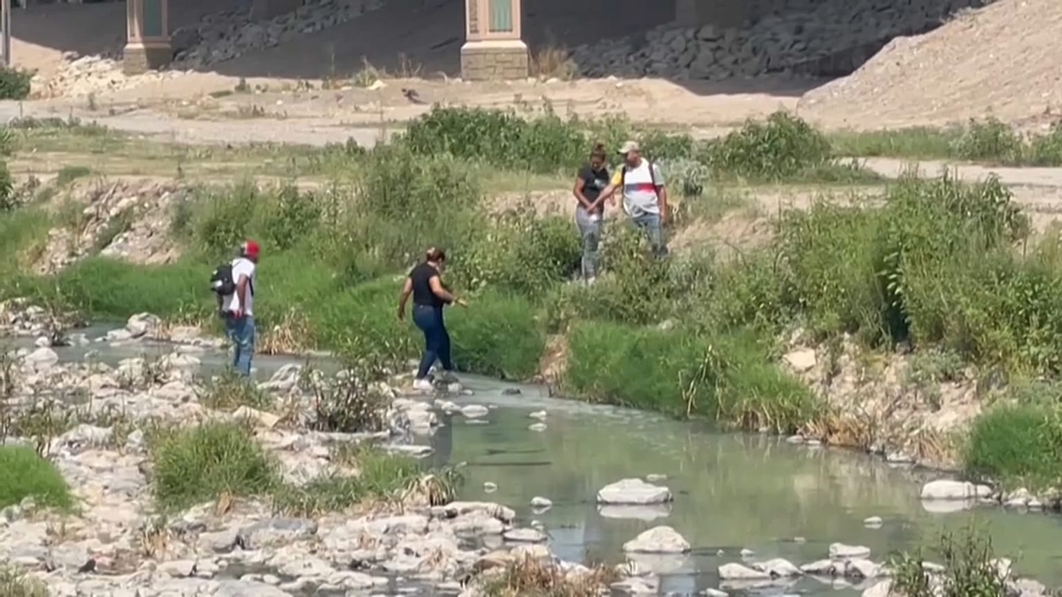 Migrantes cruzando el Río Bravo, frontera natural entre México y estados Unidos.