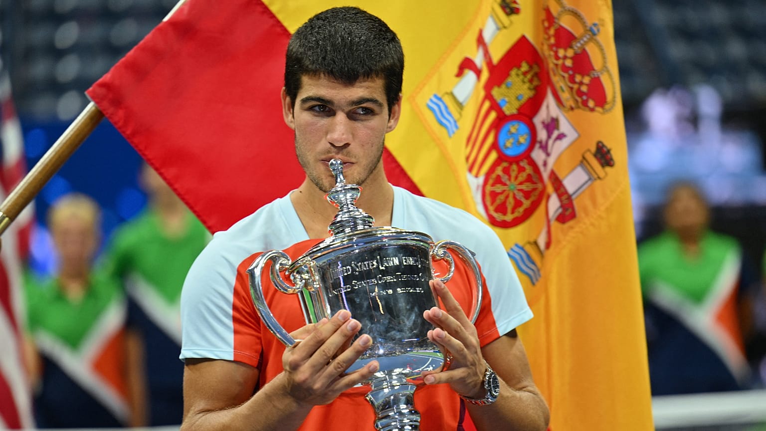 Carlos Alcaraz pose avec le trophée de l'US Open après sa victoire Casper Ruud