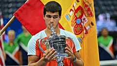 Carlos Alcaraz pose avec le trophée de l'US Open après sa victoire Casper Ruud