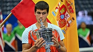 Carlos Alcaraz pose avec le trophée de l'US Open après sa victoire Casper Ruud