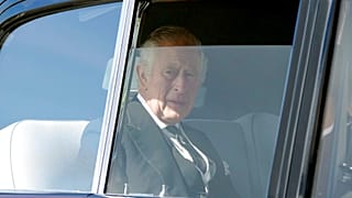 Károly Edinburgh-ba tart, ahol felravatalozzák II. Erzsébet koporsóját