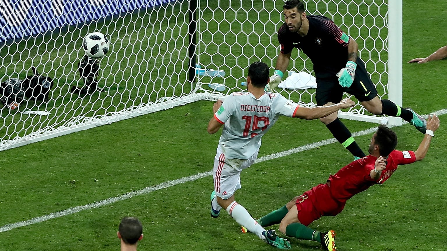 Diego Costa (világos mezben) gólt lő az oroszországi labdarúgó-világbajnokság Portugália - Spanyolország mérkőzésén Szocsiban 2018. június 15-én