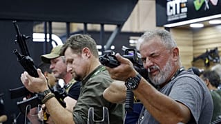 Visitantes na feira de armas realizada em Agosto em Joinville (Brasil)