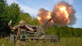 Un soldat ukrainien prend un selfie alors qu'un système d'artillerie tire sur la ligne de front dans la région de Donetsk, samedi 3 septembre 2022.