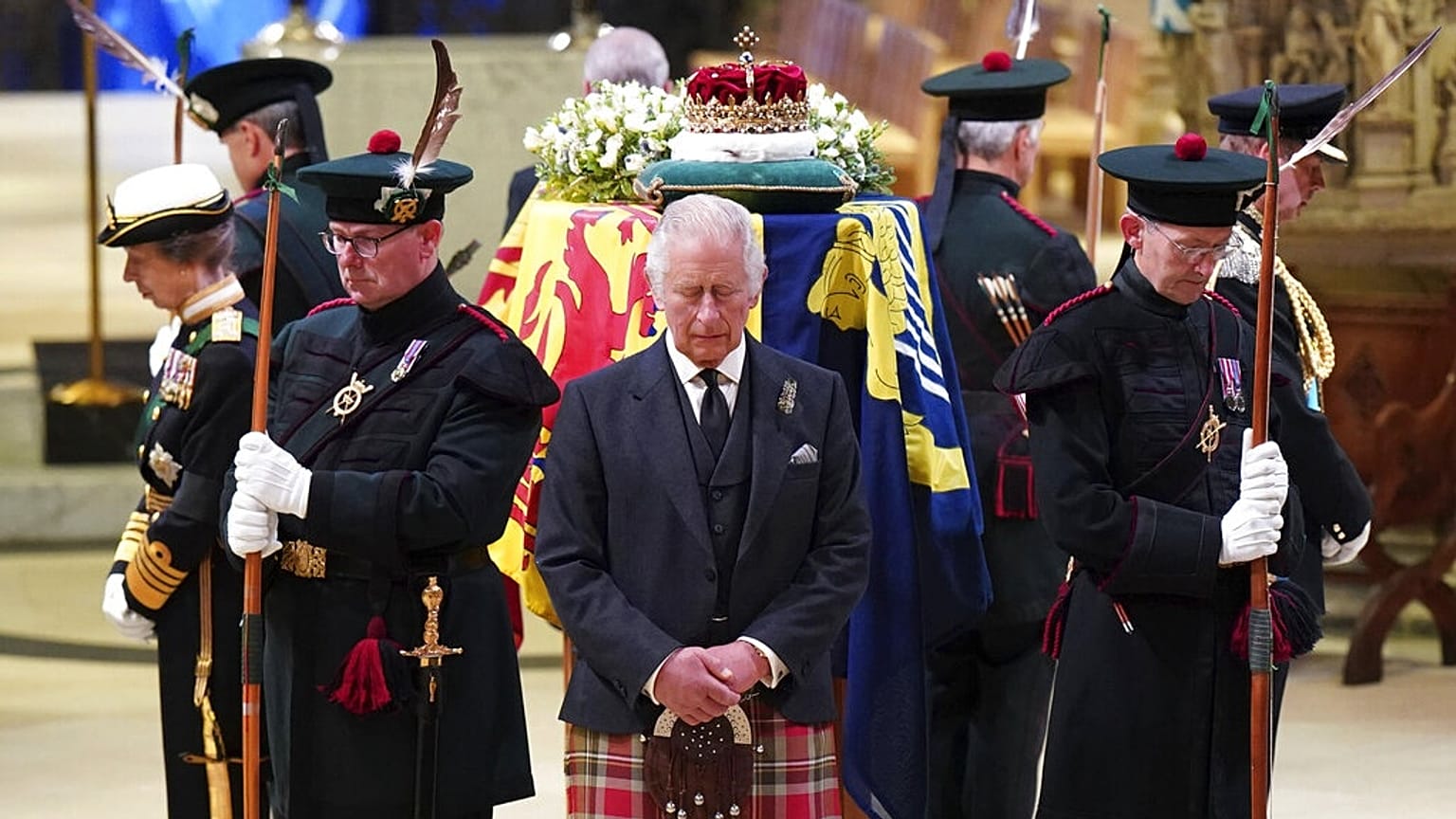 Carlo III e il feretro della Regina a Edimburgo