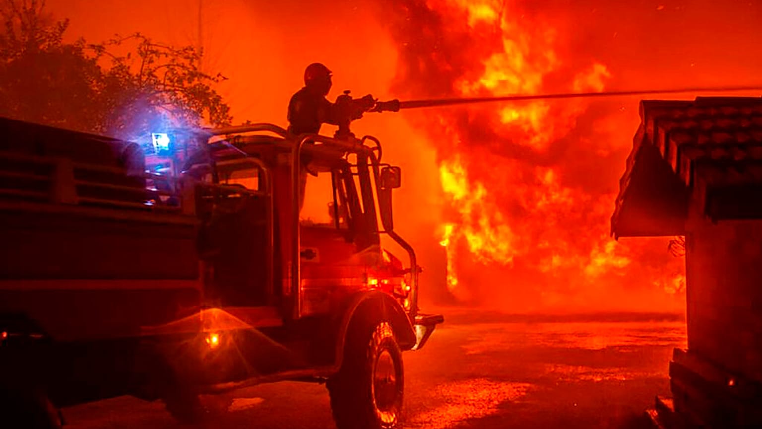 Cette photo fournie par les pompiers a été prise près du village de Saumos, dans le sud-ouest de la France, lundi 12 septembre 2022.