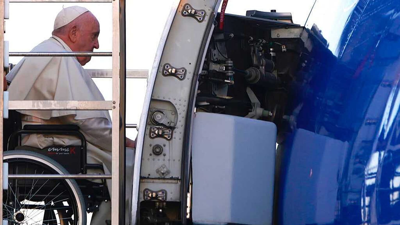Diz ağrısından dolayı tekerlekli sandalye kullanan Papa Francis, başkent Nur-Sultan'da dinler arası bir zirveye katılacak