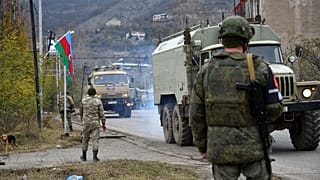 Des camions militaires azerbaïdjanais traversent la ville de Lachin (décembre 2020).