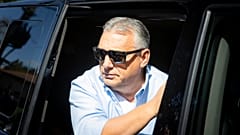 Orbán Viktor érkezik a lkötcsei találkozóra