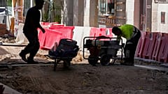 Arbeiter reparieren eine Straße in Madrid