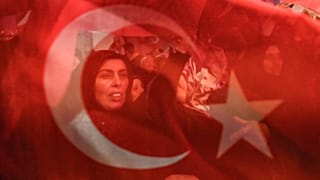 Türkiye'deki siyasi partiler Suriyeli sığınmacılarla ilgili hangi politikaları savunuyor?