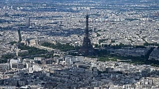 برج إيفل ونهر السين في باريس، 1 يونيو 2022 .
