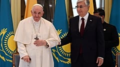 Papst Franzikus zu Besuch in Kasachstan. Dort wurde er von Präsident Tokajew empfangen.