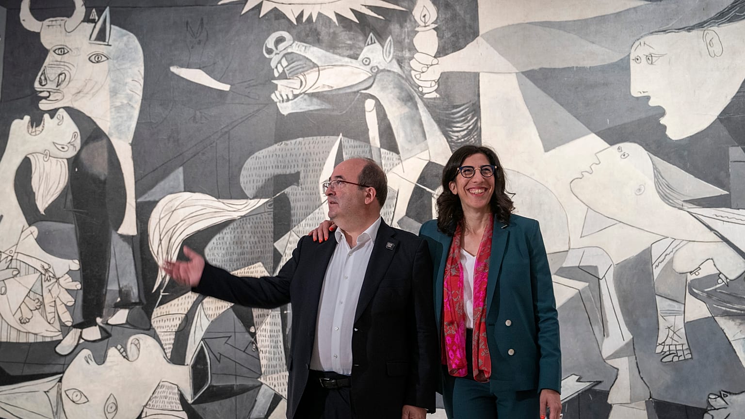 Frankreichs Kulturministerin Rima Abdul-Malakin und ihr spanischer Amtskollge Miquel Iceta bei der Vorstellung des Programms