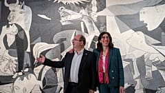 Frankreichs Kulturministerin Rima Abdul-Malakin und ihr spanischer Amtskollge Miquel Iceta bei der Vorstellung des Programms