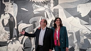 Frankreichs Kulturministerin Rima Abdul-Malakin und ihr spanischer Amtskollge Miquel Iceta bei der Vorstellung des Programms