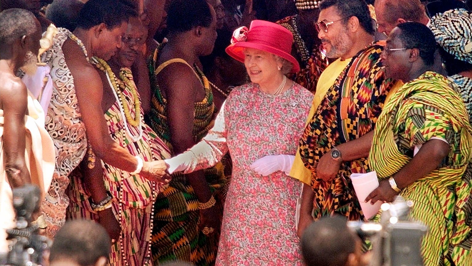 ARCHIVO - En esta foto de archivo del lunes 8 de noviembre de 1999, la reina Isabel II de Reino Unido, flanqueada a la derecha por el presidente ghanés Jerry Rawlings
