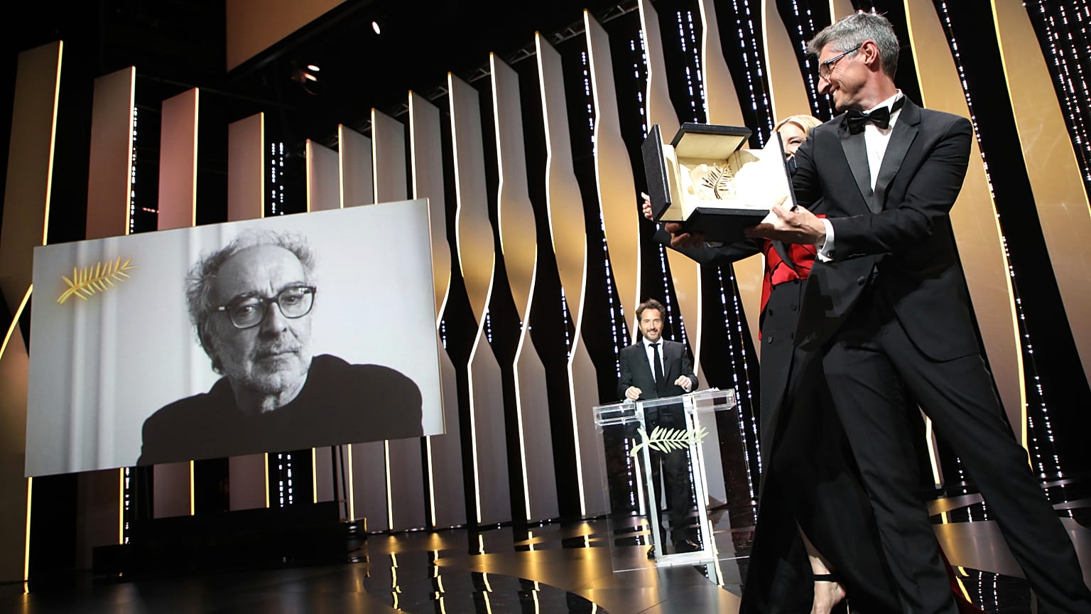 Jean-Luc Godard, à l'écran, reçoit le prix spécial de la Palme d'or, pour son film "Le livre d'image" et l'ensemble de son oeuvre, à Cannes, en mai 2018.