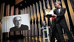 Jean-Luc Godard, à l'écran, reçoit le prix spécial de la Palme d'or, pour son film "Le livre d'image" et l'ensemble de son oeuvre, à Cannes, en mai 2018.