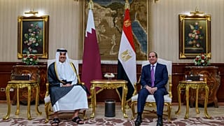 أمير قطر تميم بن حمد آل ثاني، مع بالرئيس المصري عبد الفتاح السيسي لدى وصوله إلى مطار القاهرة، مصر، الجمعة 24 يونيو 2022