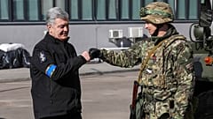 Petró Poroshenko, expresidente de Ucrania, saludando a un militar.