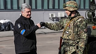 Petro Porosenko volt ukrán elnök egy ukrán katonát üdvözöl Kijevben 2022. március 18-án