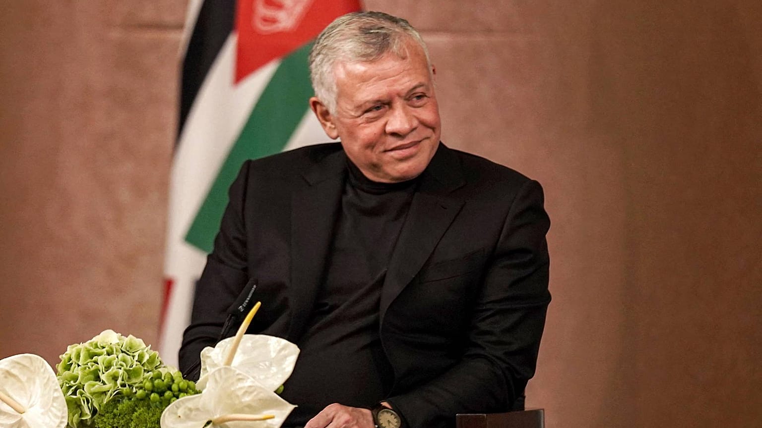 الملك عبد الله الثاني خلال اجتماع مع قدامى المحاربين المتقاعدين في الديوان الملكي الهاشمي في العاصمة عمان، 7 يونيو 2022.