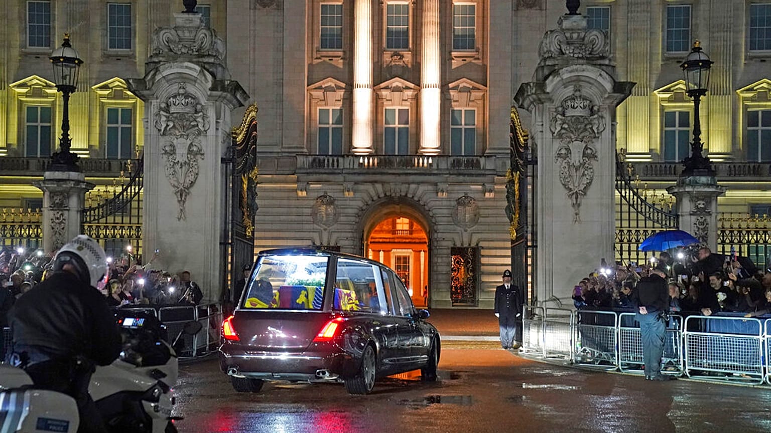 Le corbillard transportant le cercueil de la reine Elizabeth II à Londres (13/09/22)