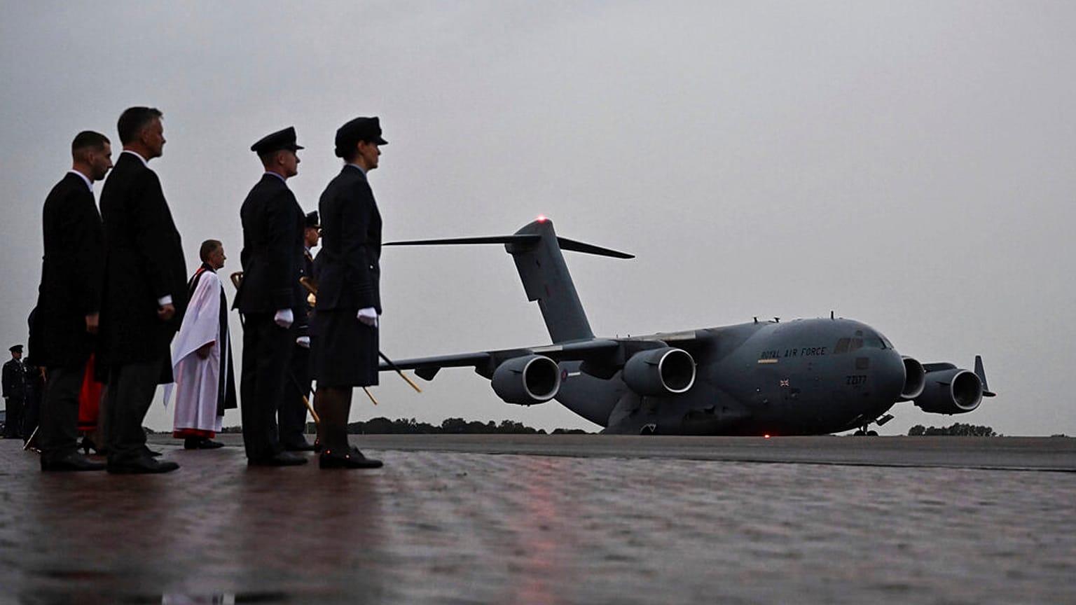 Το αεροσκάφος της RAF με τη σορό της Βασίλισσας Ελισάβετ