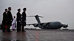 Το αεροσκάφος της RAF με τη σορό της Βασίλισσας Ελισάβετ