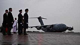 Το αεροσκάφος της RAF με τη σορό της Βασίλισσας Ελισάβετ