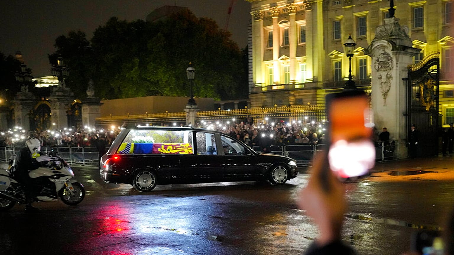 El féretro de la reina Isabel II llega al palacio de Buckingham en Londres (Reino Unido).
