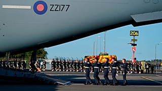 A urna de Isabel II é colocada a bordo do avião em Edimburgo