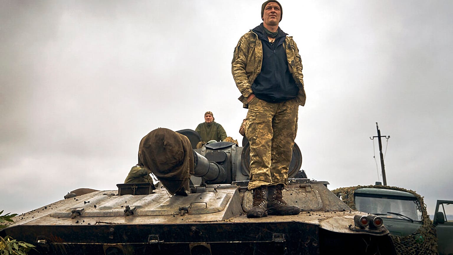 Soldado ucraniano em cima de um tanque numa parte libertada da região de Kharkiv