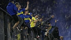 احتفال مشجعي بوكا جونيورز بعد فوزهم على ريفر بليت خلال مباراة الدوري الأرجنتيني للمحترفين في ملعب لا بومبونيرا في بوينس آيرس، 11 سبتمبر 2022