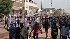 خرج متظاهرون سودانيون مناهضون للجيش إلى الشوارع احتجاجا على انقلاب العام الماضي مطالبين بنقل فوري للسلطة إلى المدنيين، الخرطوم، السودان، الثلاثاء 13 سبتمبر 2022