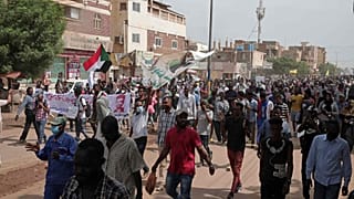 خرج متظاهرون سودانيون مناهضون للجيش إلى الشوارع احتجاجا على انقلاب العام الماضي مطالبين بنقل فوري للسلطة إلى المدنيين، الخرطوم، السودان، الثلاثاء 13 سبتمبر 2022