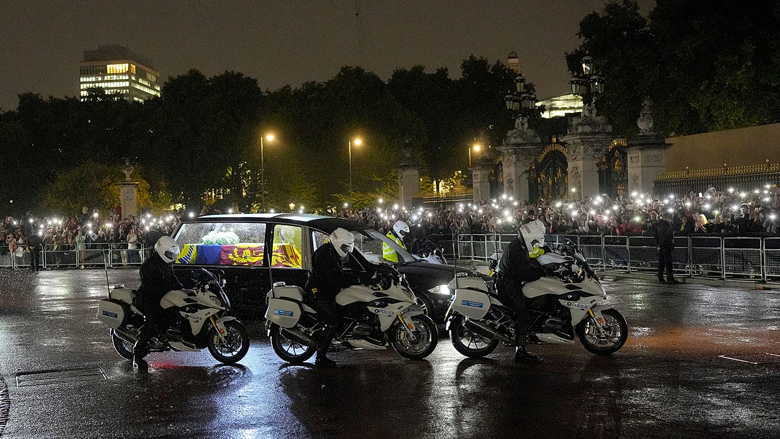 The hearse carrying Queen Elizabeth's coffin arrives at Buckingham Palace in London, 13 September 2022