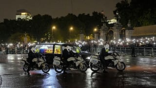 The hearse carrying Queen Elizabeth's coffin arrives at Buckingham Palace in London, 13 September 2022