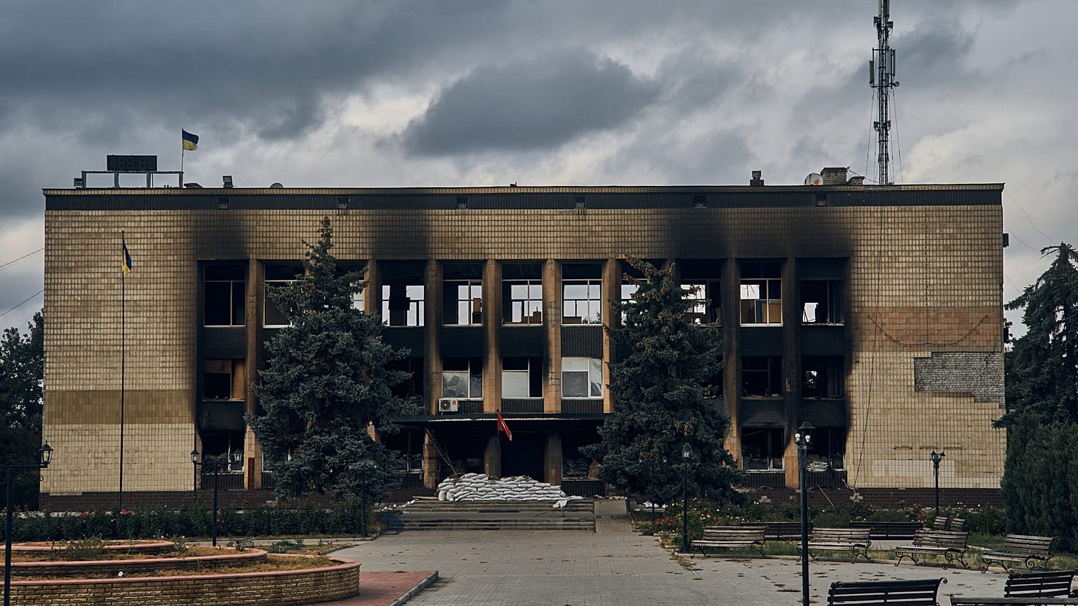 Bandeira ucraniana hasteada na Câmara Municipal de Izium, na região de Kharkiv