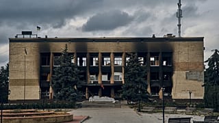 Η ουκρανική σημαία κυματίζει στο δημαρχείο του Ιζιούμ