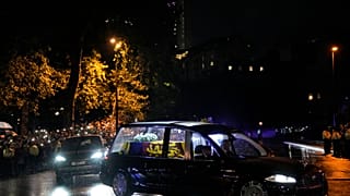 El coche fúnebre de Estado que lleva el féretro de la reina Isabel II se dirige al Palacio de Buckingham en Londres, el martes 13 de septiembre de 2022.