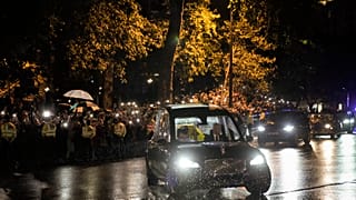 Кортеж с гробом подъезжает к Букингемскому дворцу