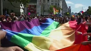 Drapeaux déployés lors de la marche des fiertés
