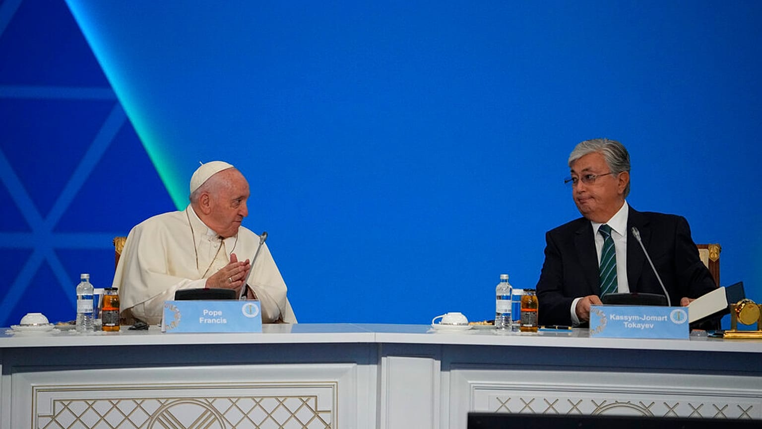 Le pape François à côté du président du Kazakhstan Kassym-Jomart Tokaïev, le 14 septembre 2022.