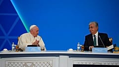 Le pape François à côté du président du Kazakhstan Kassym-Jomart Tokaïev, le 14 septembre 2022.